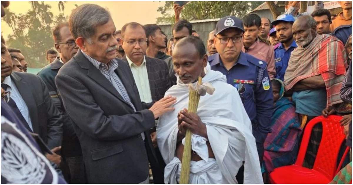 সরকারের পক্ষে শিক্ষা উপদেষ্টা অধ্যাপক সি আর আবরার ময়মনসিংহে দিপু চন্দ্র দাসের পরিবারের সদস্যদের সঙ্গে সাক্ষাৎ করেন। ছবি: বাসস